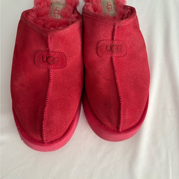 UGG women’s s Vibrant Red Slippers - Picture 2 of 9